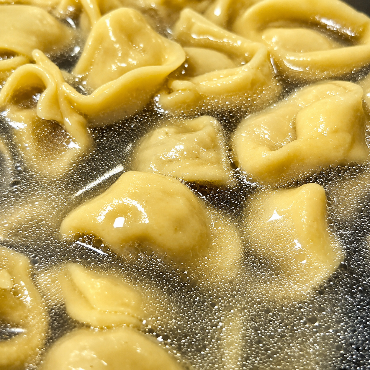 Tortellini in brodo nel piatto — Nuovo Antares